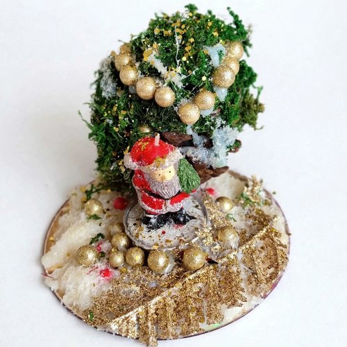 Sapin enneigé sur cd recyclé avec père noël