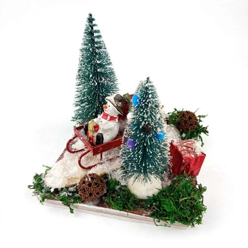 Village miniature enneigé bonhomme de neige en luge - sapins et cadeau -