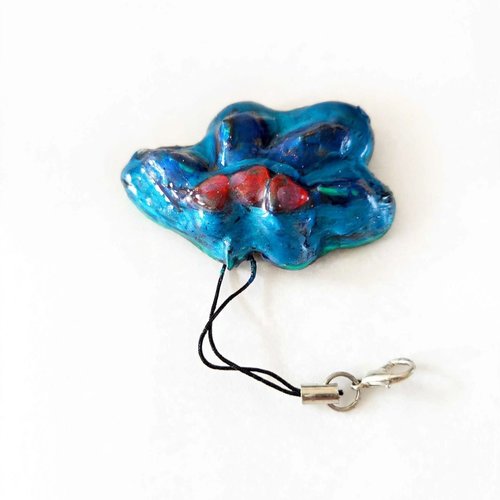 Porte-clé porte-bonheur galet bleu turquoise - 3 cœurs rouges - fait main résiné