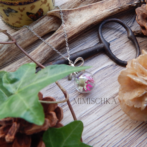 Petit collier bulle de verre et fleurs séchées