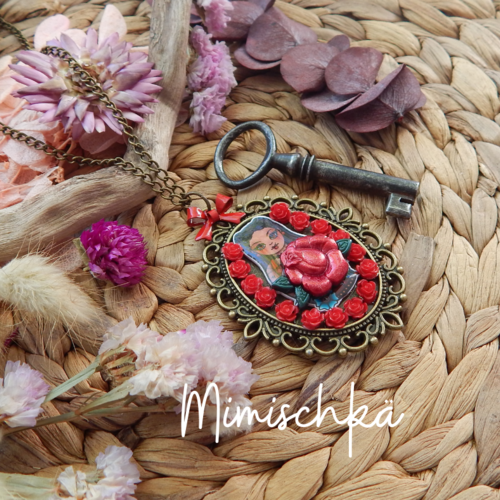 Collier pendentif poupée russe roses rouges