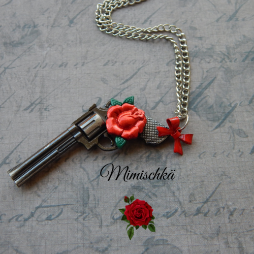 Collier revolver rose rouge