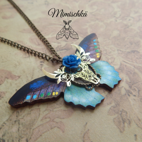 Collier papillon bleu en bois et crâne de buffle à fleurs