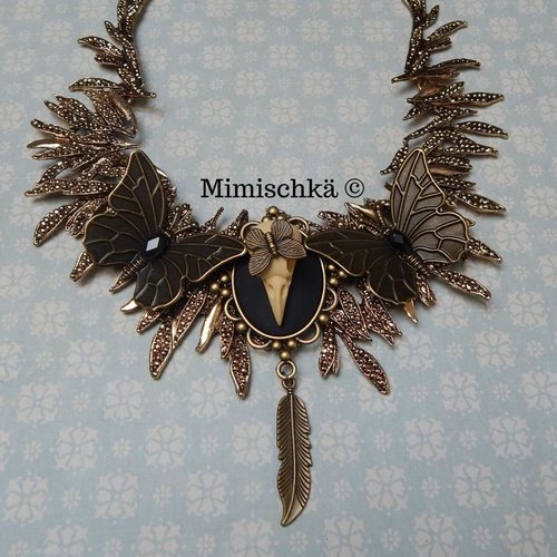 Collier plastron gothique romantique crâne d'oiseau plume papillon