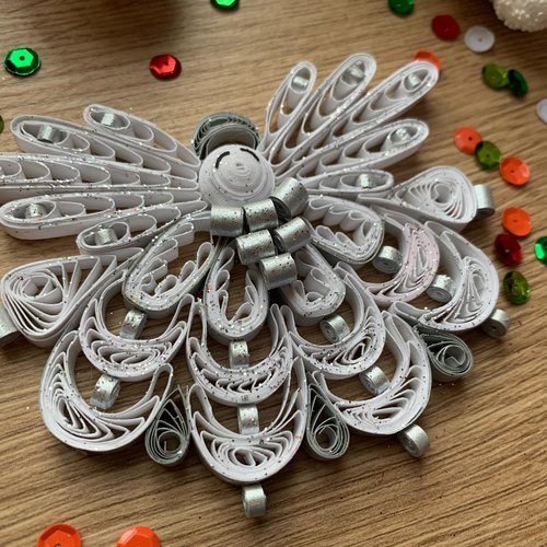 Décoration ange de noël en quilling blanc/argent