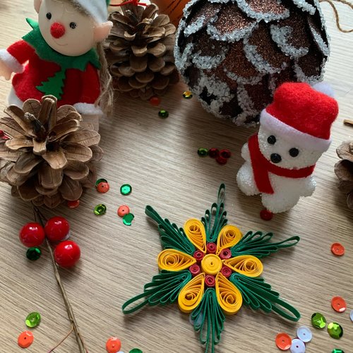Etoile de noël vert or et rouge en quilling