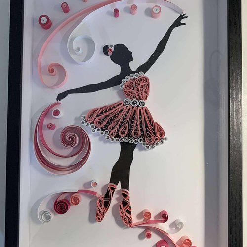 Danseuse classique réalisée selon la technique du quilling