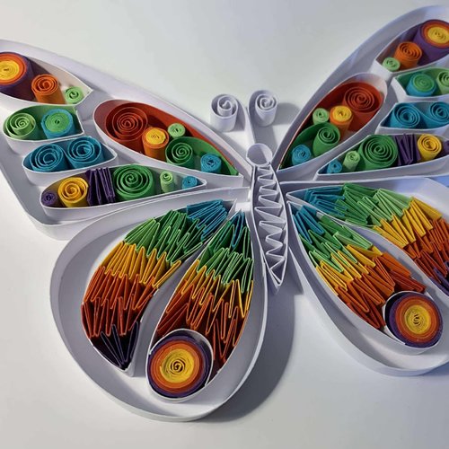 Cadre décoratif en quilling papillon multicolore