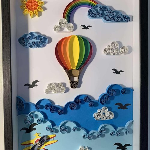 Cadre 3d ciel montgolfière réalisé selon la technique du quilling