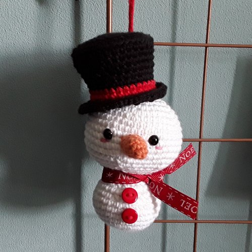 Un bonhomme de neige au crochet, decoration de noël 