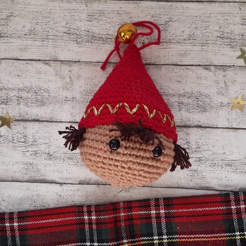 Un lutin de noël au crochet, decoration de noël, bonnet rouge