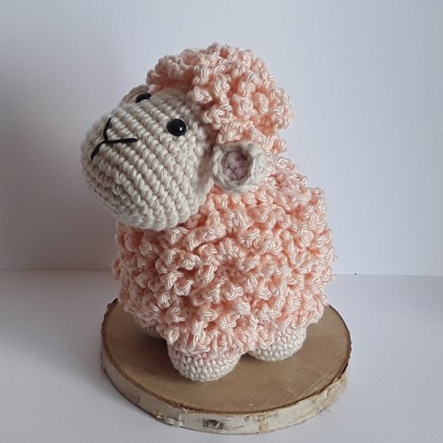Mouton au crochet, challenge ugm peach fuzz janvier 2024
