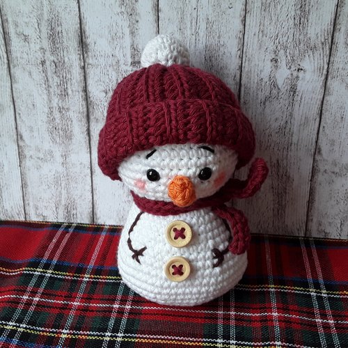 Un bonhomme de neige au crochet, decoration de noël / hiver