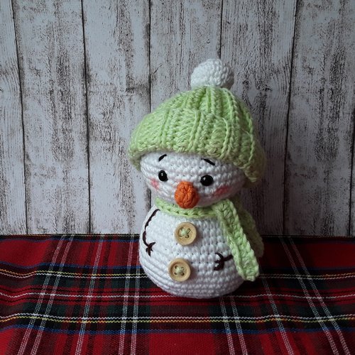 Un bonhomme de neige au crochet, decoration de noël / hiver