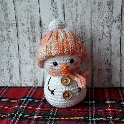 Un bonhomme de neige au crochet, decoration de noël / hiver