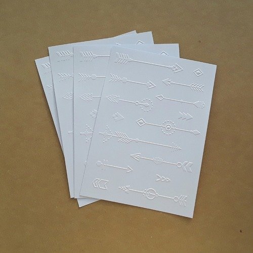 4 cartes simples, fond de carte embossé flèches , en papier blanc 14,5 x 10,5 cm
