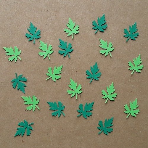 Lot de 20 découpes feuilles d'arbre vert clair et vert foncé, environ 2,3 cm 