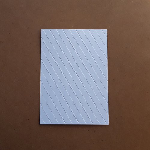 4 cartes simples, fond de carte embossé losanges, en papier blanc 14,5 x 10,5 cm