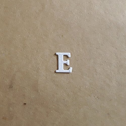Découpe lettre majuscule alphabet en papier, lettre e,  1,7 cm 