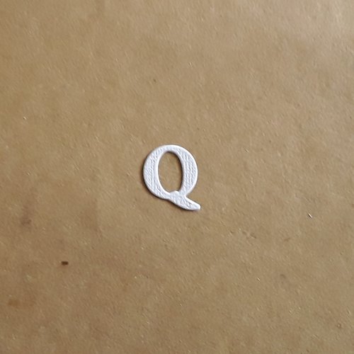 Découpe lettre majuscule alphabet en papier, lettre q,  2,1 cm 