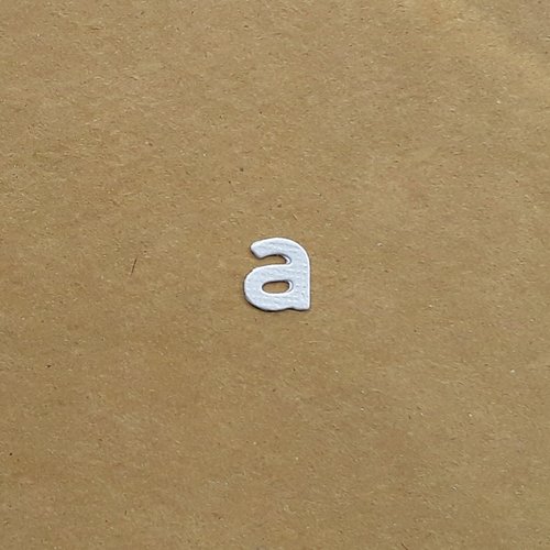 Découpe lettre minuscule alphabet en papier, lettre a,  1,1 cm 