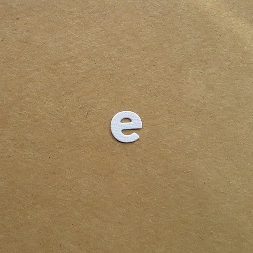Découpe lettre minuscule alphabet en papier, lettre e,  1,1 cm 