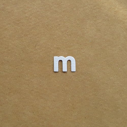 Découpe lettre minuscule alphabet en papier, lettre m,  1,1 cm 