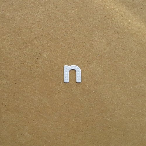 Découpe lettre minuscule alphabet en papier, lettre n,  1,1 cm 