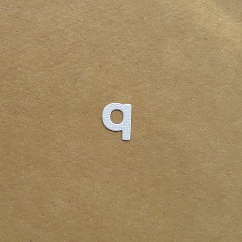 Découpe lettre minuscule alphabet en papier, lettre q,  1,4 cm 