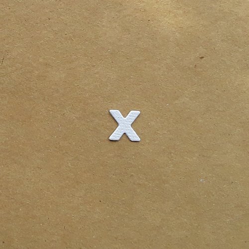 Découpe lettre minuscule alphabet en papier, lettre x,  1,1 cm 
