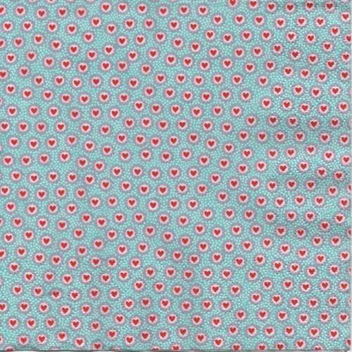 Une serviette en papier bleue avec petits coeurs rouges 33x33 cm 