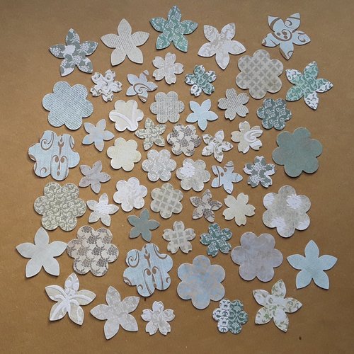 Lot de 51 découpes fleurs en papier variées baroque