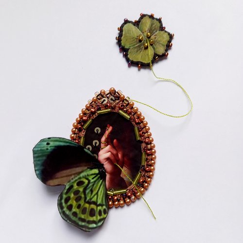 Broche "médaillon chance"