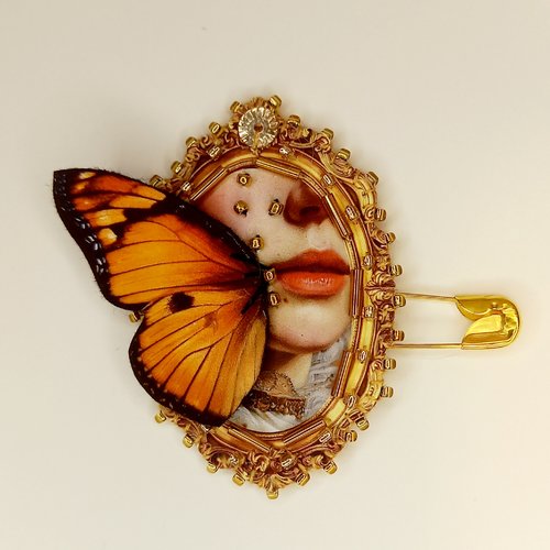 Broche "médaillon petit baiser"