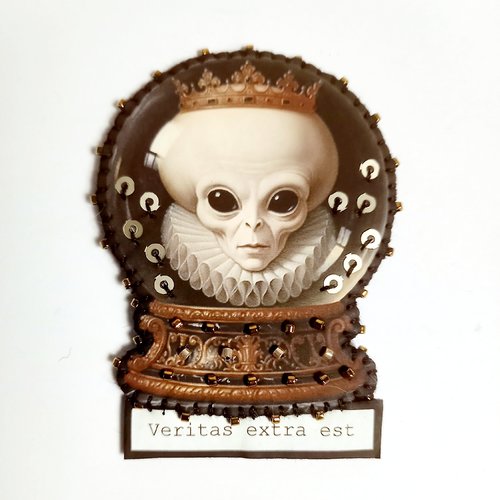 Broche "veritas extra est"