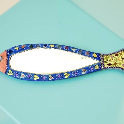 Miroir poisson en mosaïque et peinture colorée avec des cœurs en céramique « sardine bleue » 66 x 17 cm cadeau unique