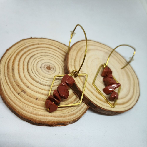 Longues boucles en forme de losange perles chips en jaspe rouge.
