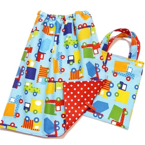 Serviette de table enfant cantine maternelle, avec élastique et sa pochette coordonnée, motifs petits camions