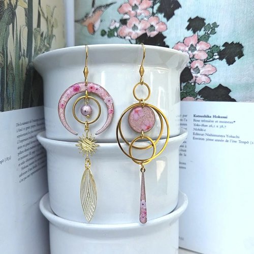 Boucles d'oreilles "champs de fleurs" boucles d'oreilles asymétriques roses, peintes à la main, bijou fait main, cadeau femme