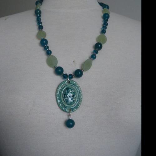Collier camée en céramique vert, perles d'agate bleues canard et perles ovales en préhnite