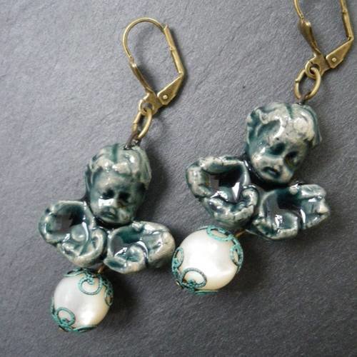 Boucles d'oreilles angelots en céramique et perles de nacre vintage