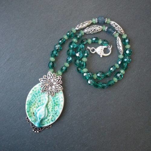 Collier mi-long pendentif paon en céramique cristal de bohême vert et éléments en métal argenté 