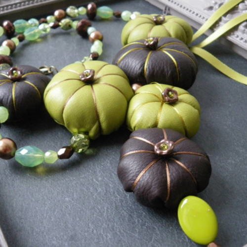 Collier plastron "pistache et chocolat" plastron gourmand fleurs japonaises en cuir et perles de verre 