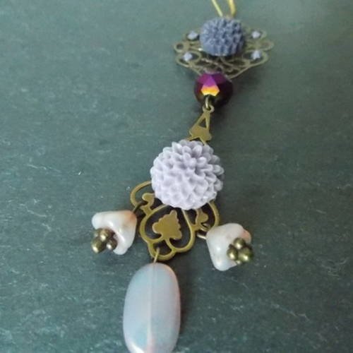 Longue boucle d'oreille unique apprêts couleur bronze, fleurs et perles violettes 