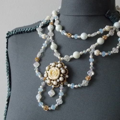 Collier baroque perles de cristal de roche irisées, perles de verre et  bouton vintage rose blanche 