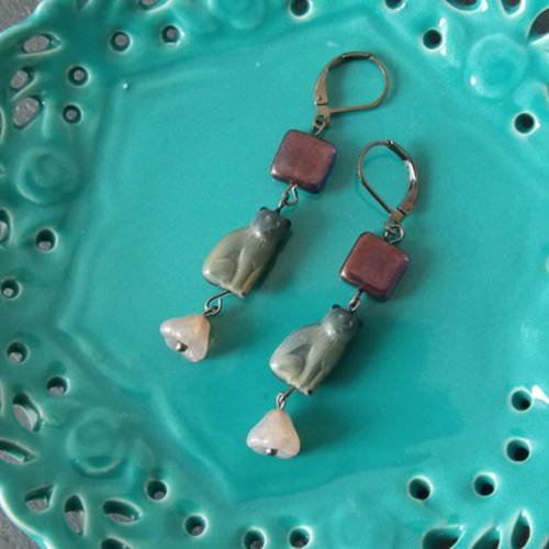 Boucles d'oreilles romantiques pendantes chat, perles carrée et fleur en perle de verre tchèque 