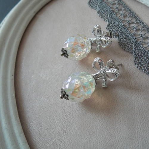 Boucles d'oreilles baroques perles vintage en plexi irisées et monture en laiton argenté en forme de noeud 