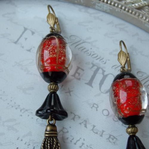 Boucles d'oreilles pendantes grande perle de verre façon murano ovale rouge et noire, fleur en verre noir et éléments 