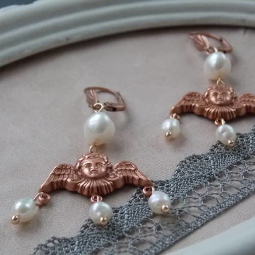 Boucles d'oreilles pendantes cuivrées de style baroque, angelots et perles d'eau douce blanches 