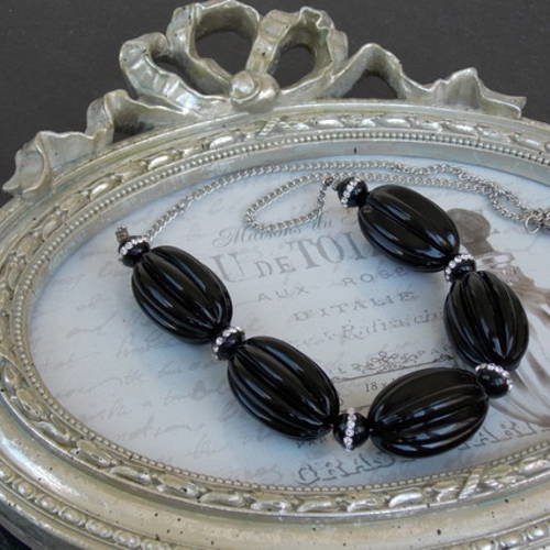 Collier mi-long composé de 5 grosses perles ovales striées vintage et de petites perles en agate noire et strass 